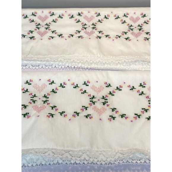 Vtg Set of 2 Hand Embroidered Pillowcases Lace Trim Pastel Floral Heart Design - Picture 6 of 6